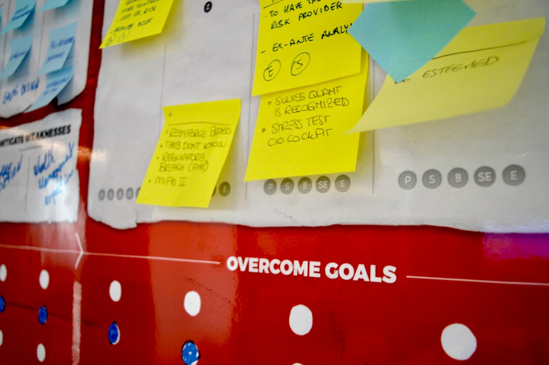 Post-its coloridos em mural de planejamento, representando a definição de metas e prioridades em etapas