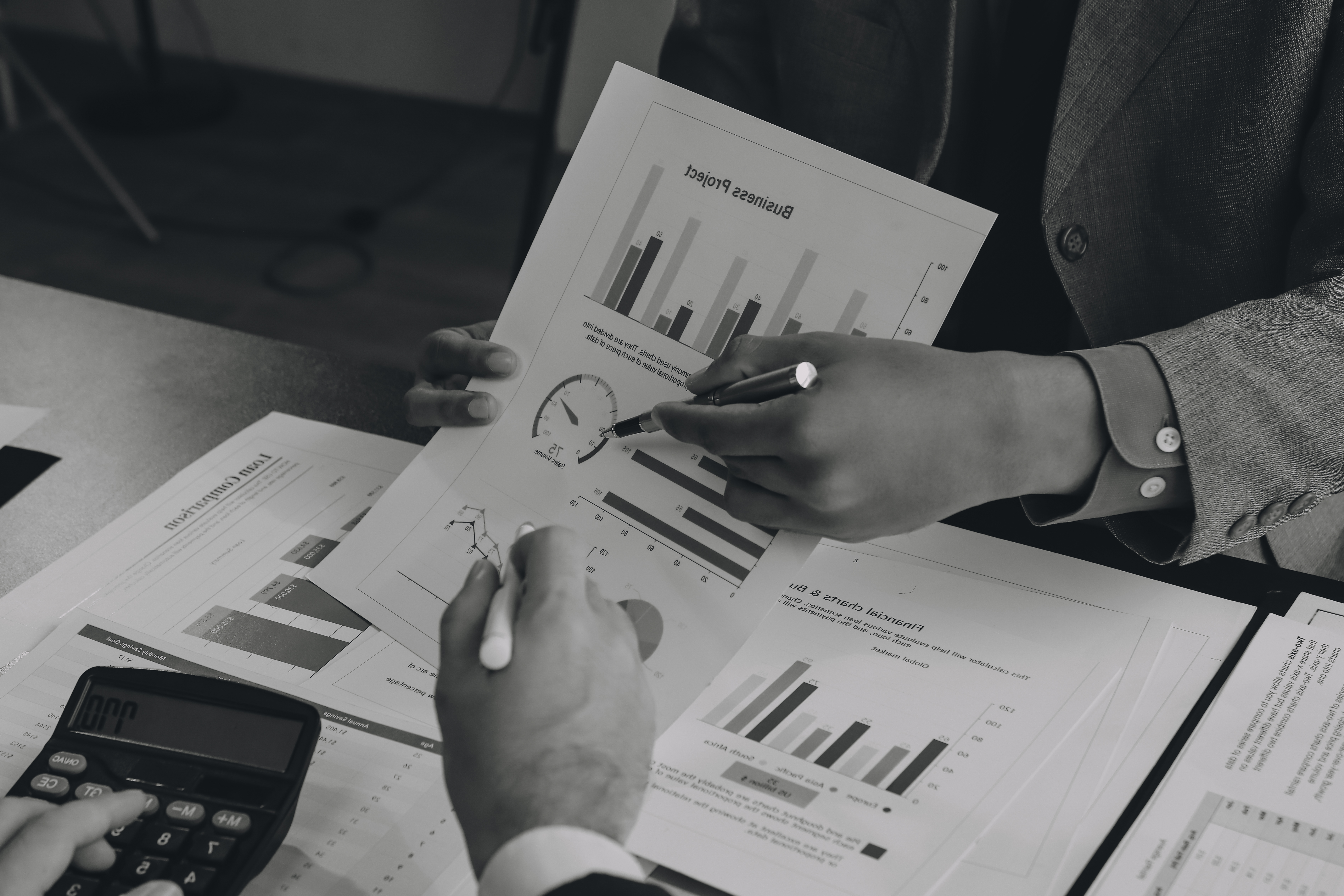 Relatório de pesquisa de clima organizacional sendo analisado por equipe