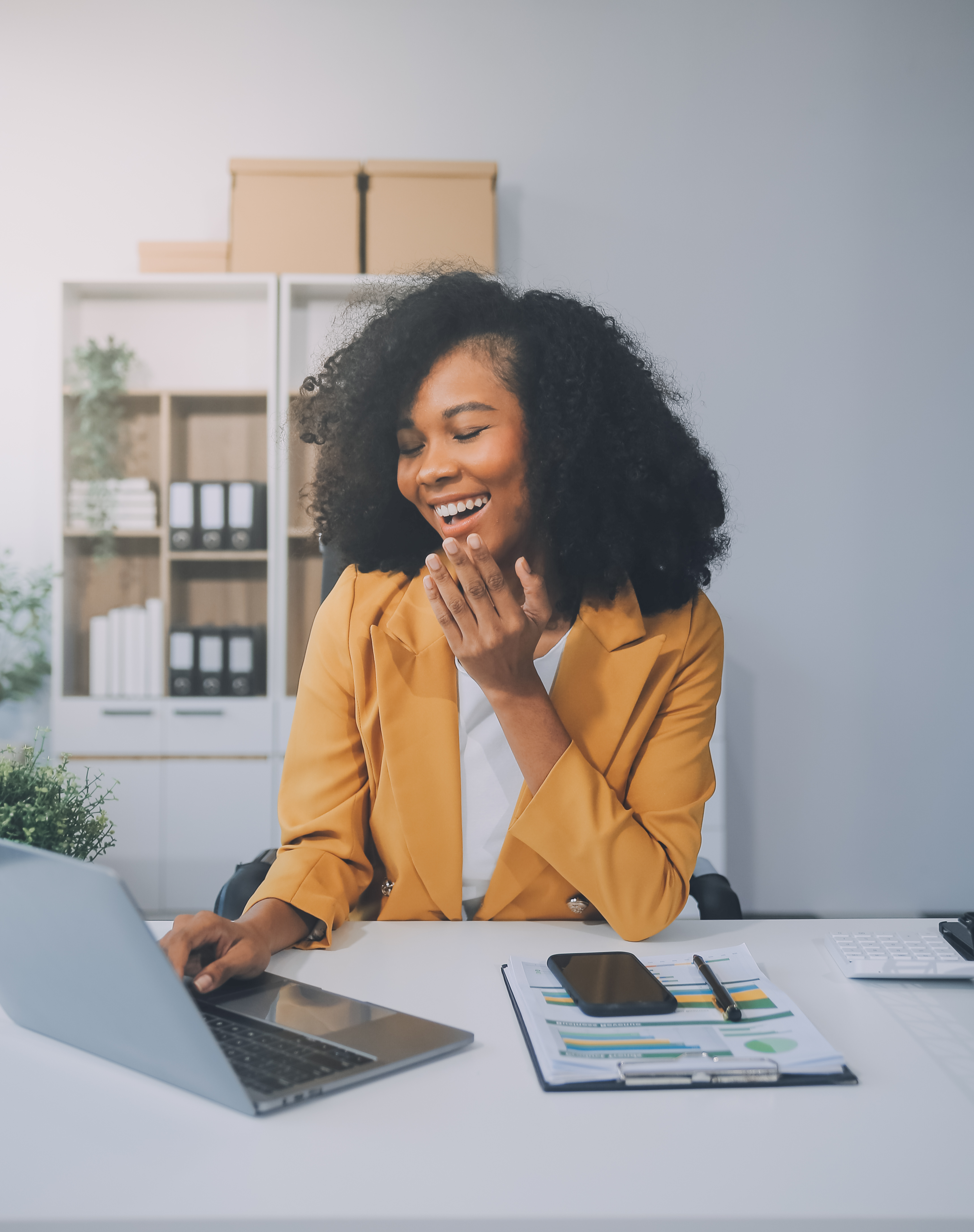 Gerente de RH sorrindo trabalhando com dados de pessoas
