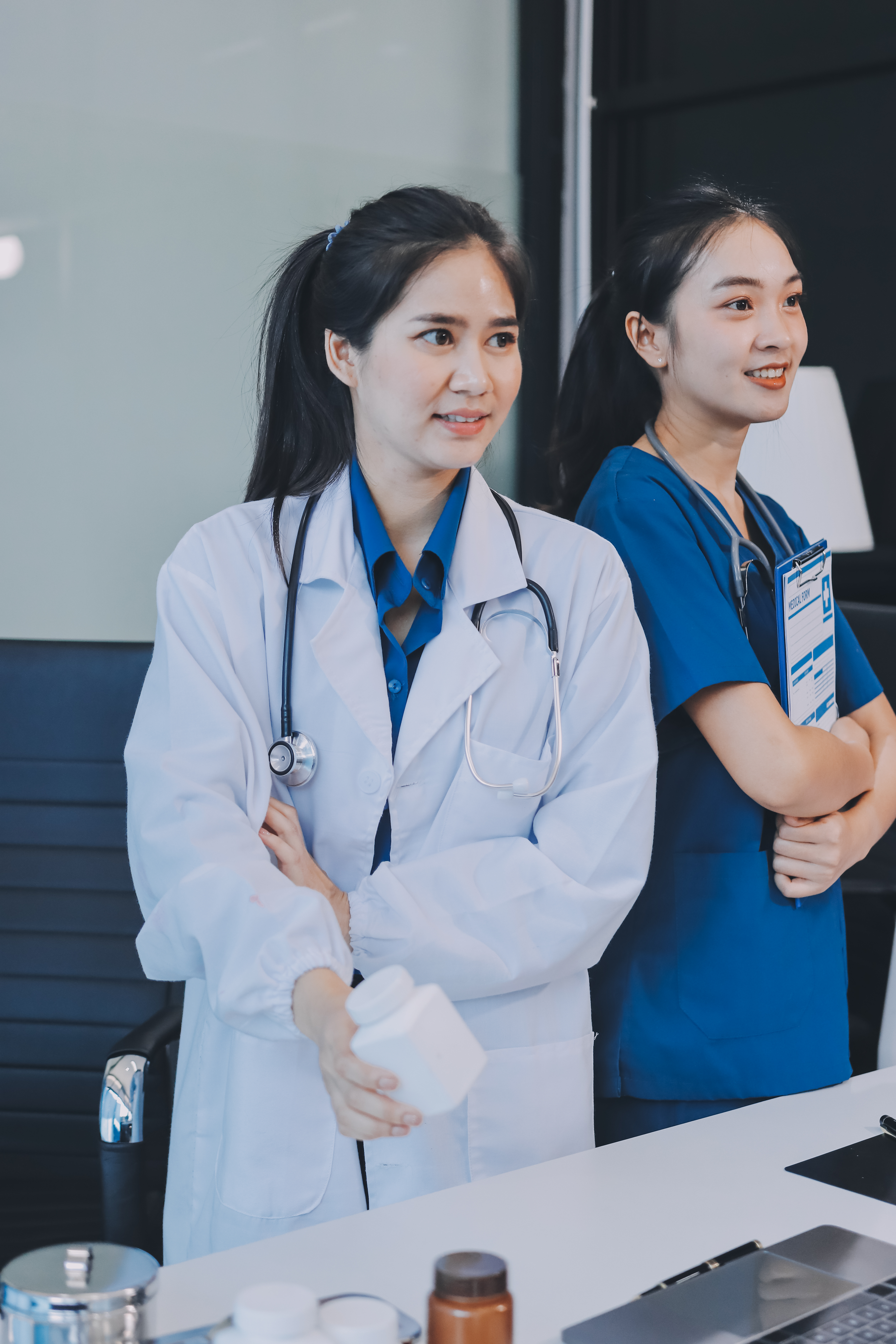Profissional de saúde sorrindo em ambiente hospitalar