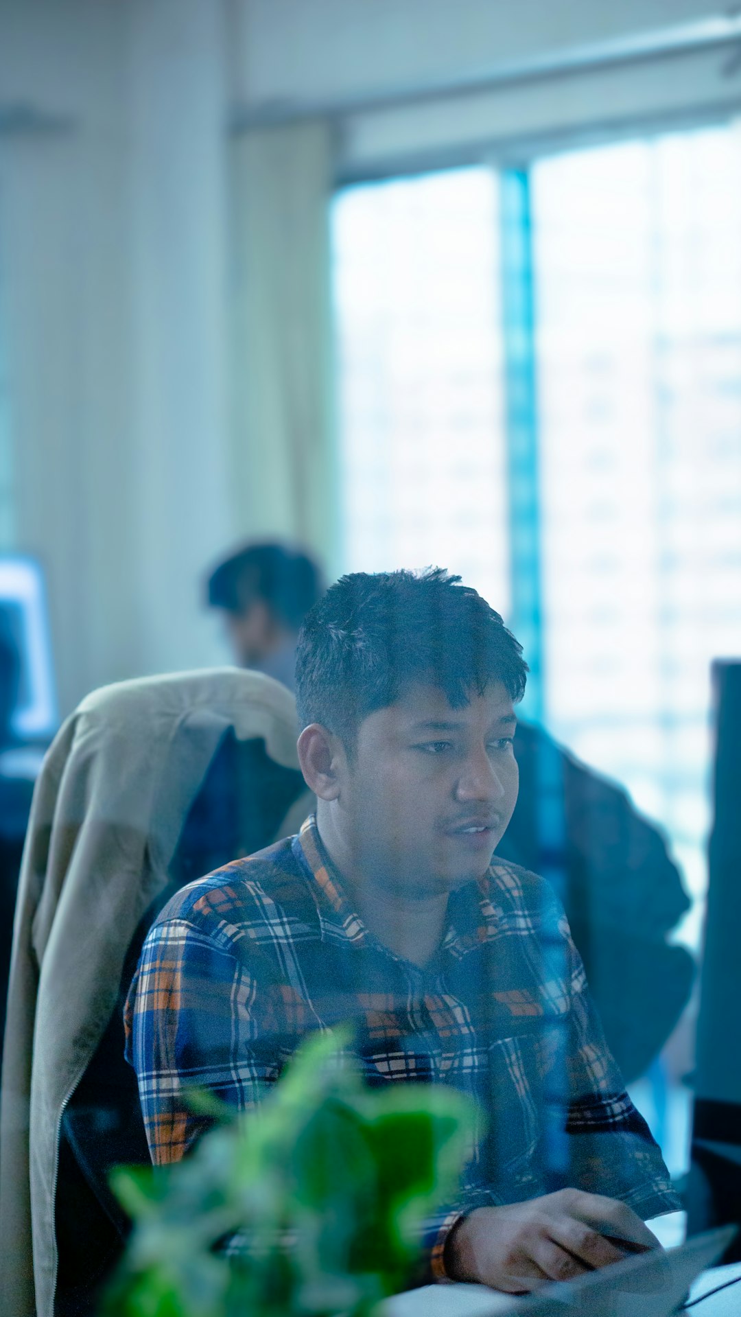 Equipe de tecnologia trabalhando em escritório moderno